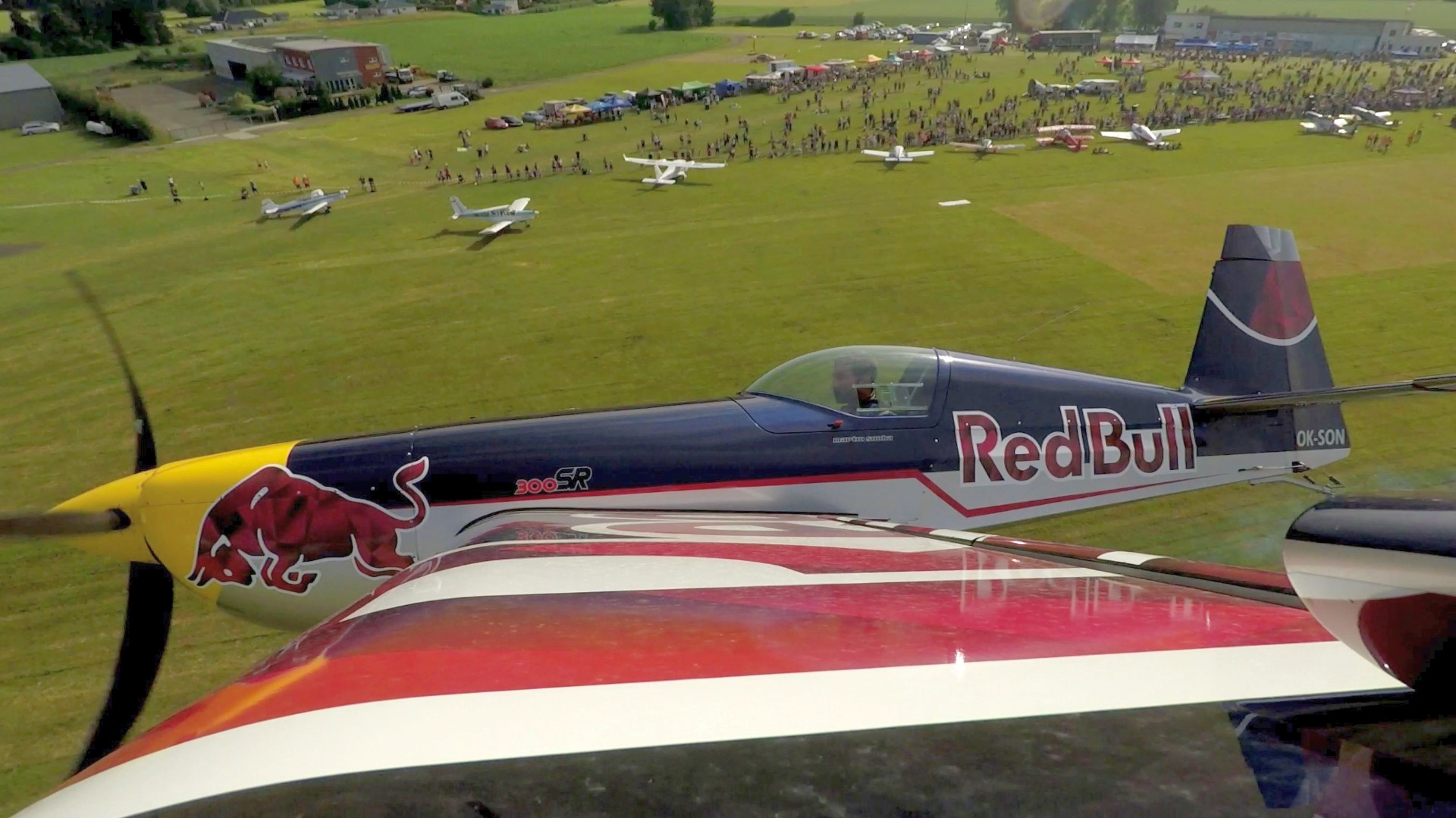 Ani vzrušující akrobacie Martina Šonky na Extře 300SR nebude chybět