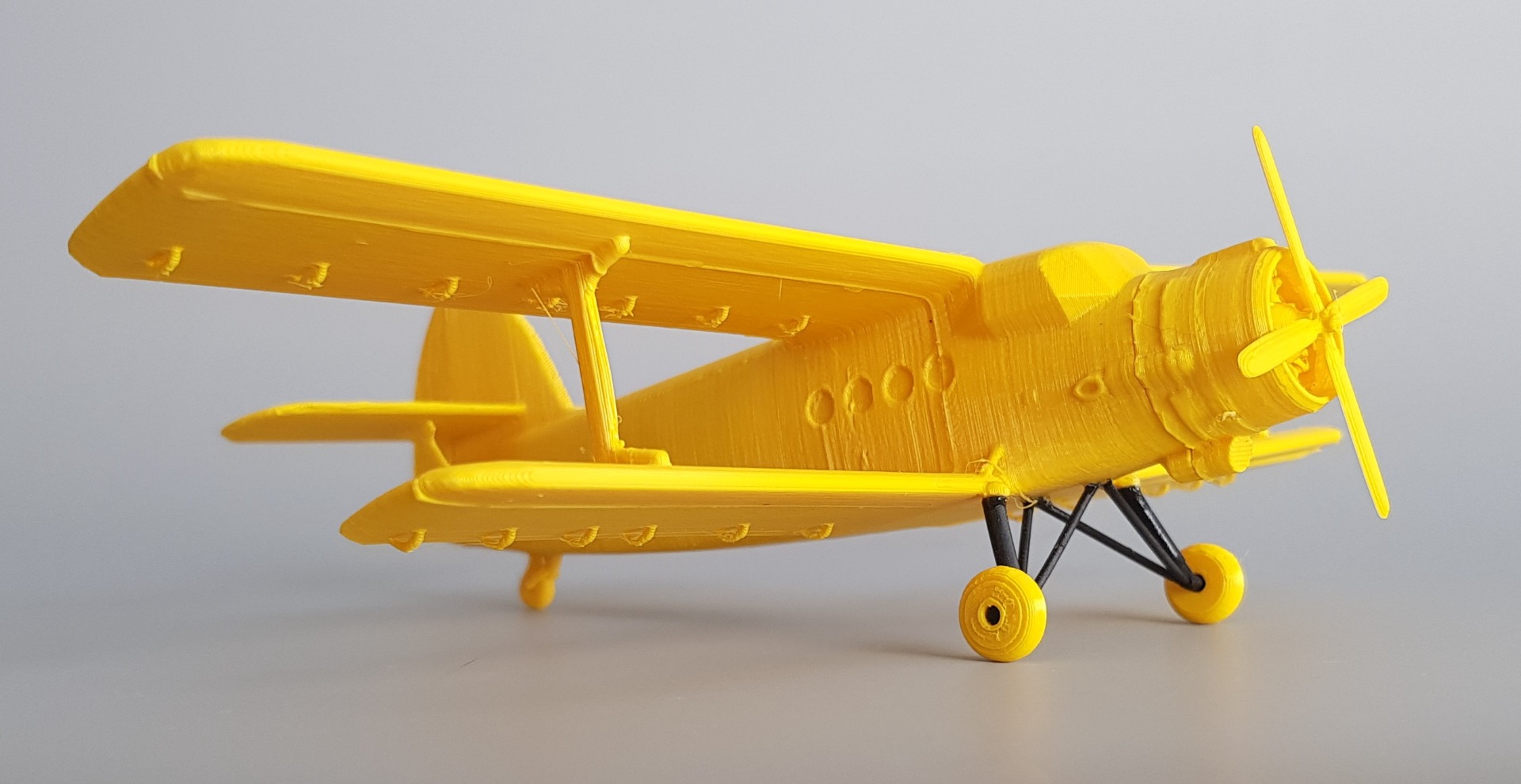 Hotový model Antonov AN-2 pro děti na stánku aeroklubu