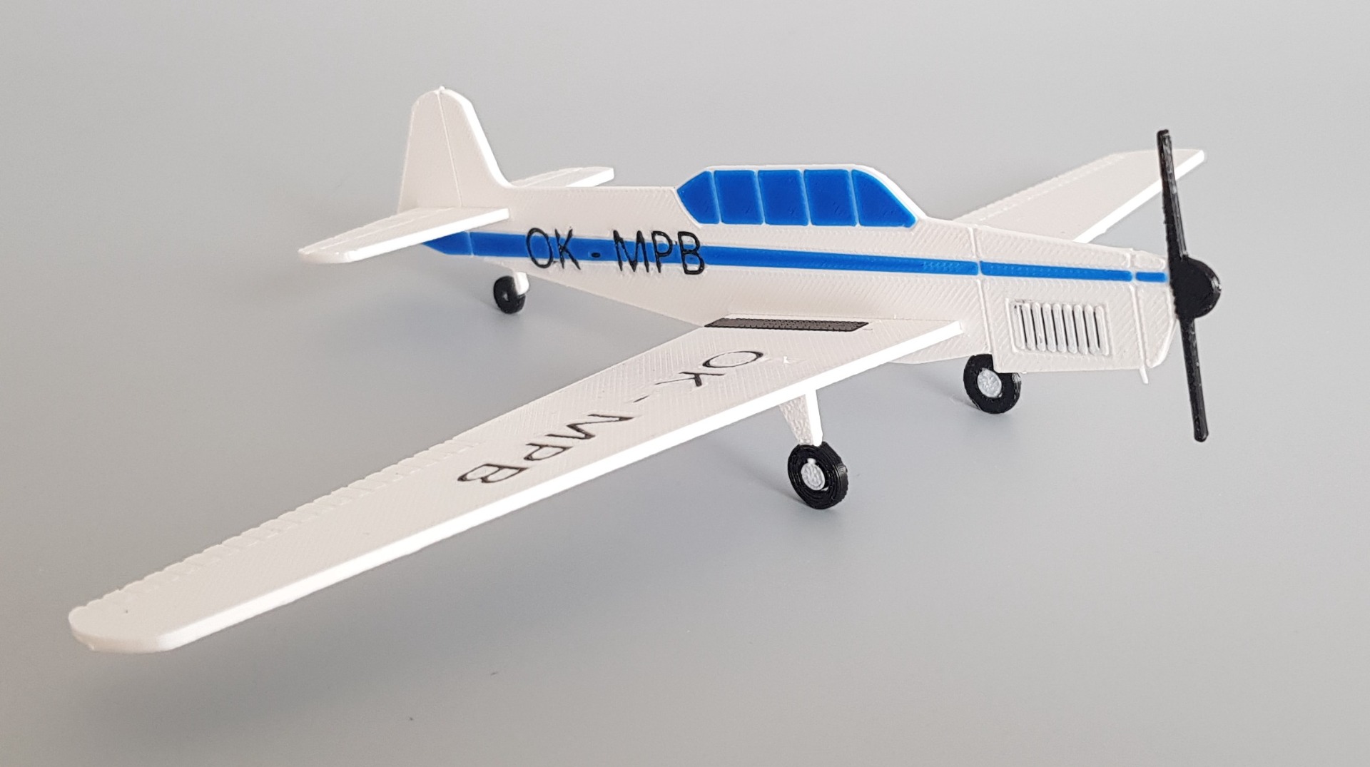 Stavebnice modelu Z-226 MS pro děti na stánku aeroklubu